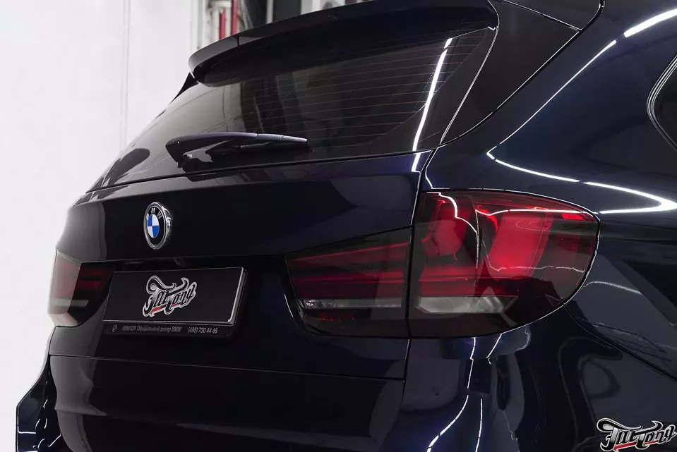 BMW X5 (F15). Расскажем, как происходит окрас масок фар и ПТФ в черный глянец.